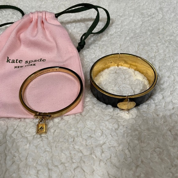 Kate Spade Set of 2 Bangle Bracelets Black Gold Hinge Lock Charm - Picture 1 of 5